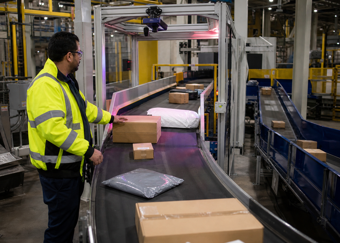 flash LiDAR depth sensor measuring parcels on a logistics conveyor validation scene 3