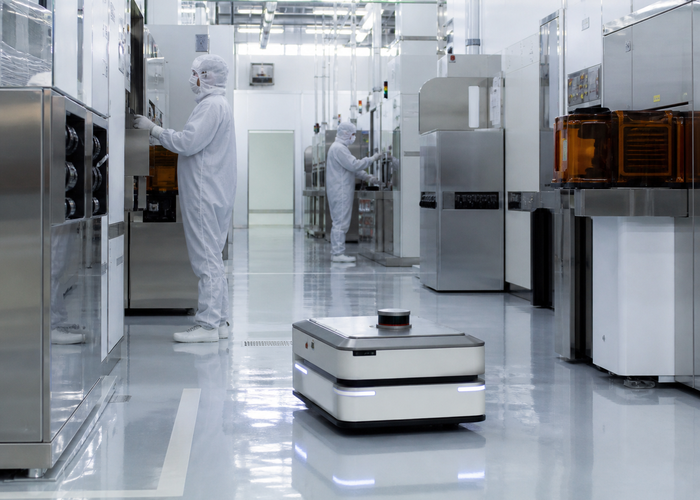 cleanroom mobile robot using physical LiDAR among semiconductor production equipment in a realistic LiDAR application scene