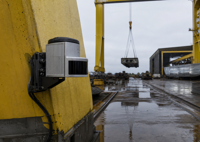 shipyard gantry crane using physical LiDAR sensors around a suspended steel load validation scene 2